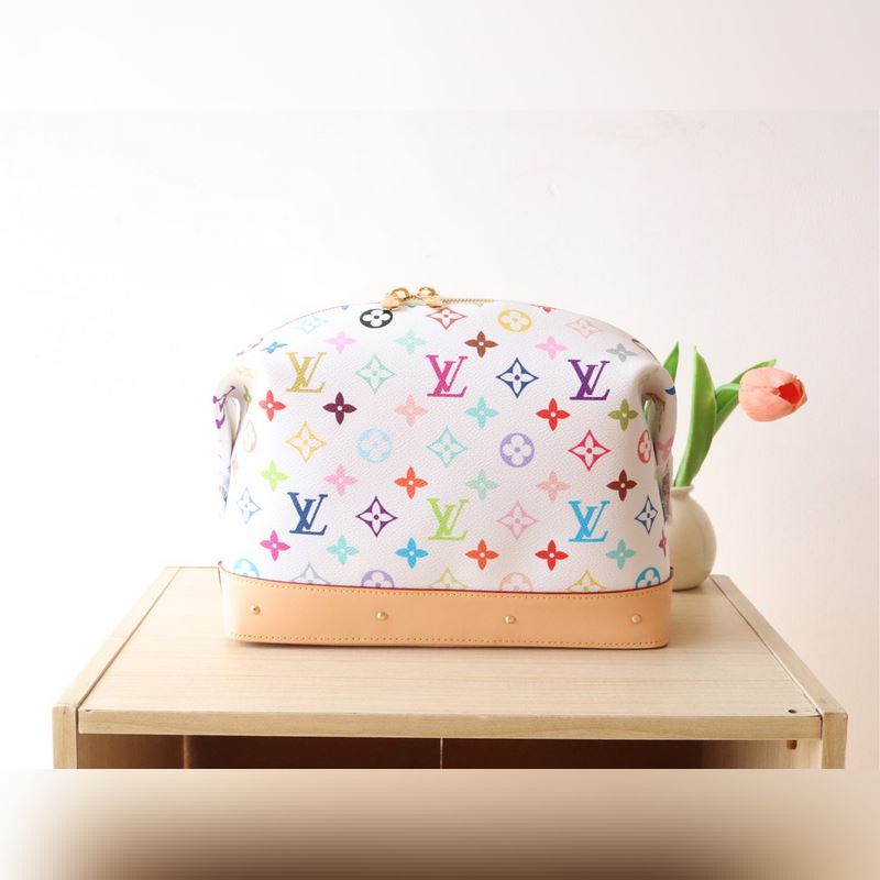 M13743三彩 化妝包以Monogram Denim面料裁出新潮閑適構(gòu)型。時