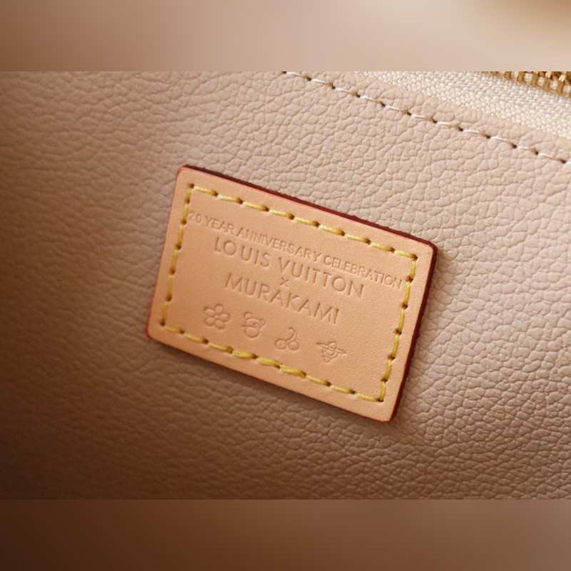 M13743三彩 化妝包以Monogram Denim面料裁出新潮閑適構(gòu)型。時