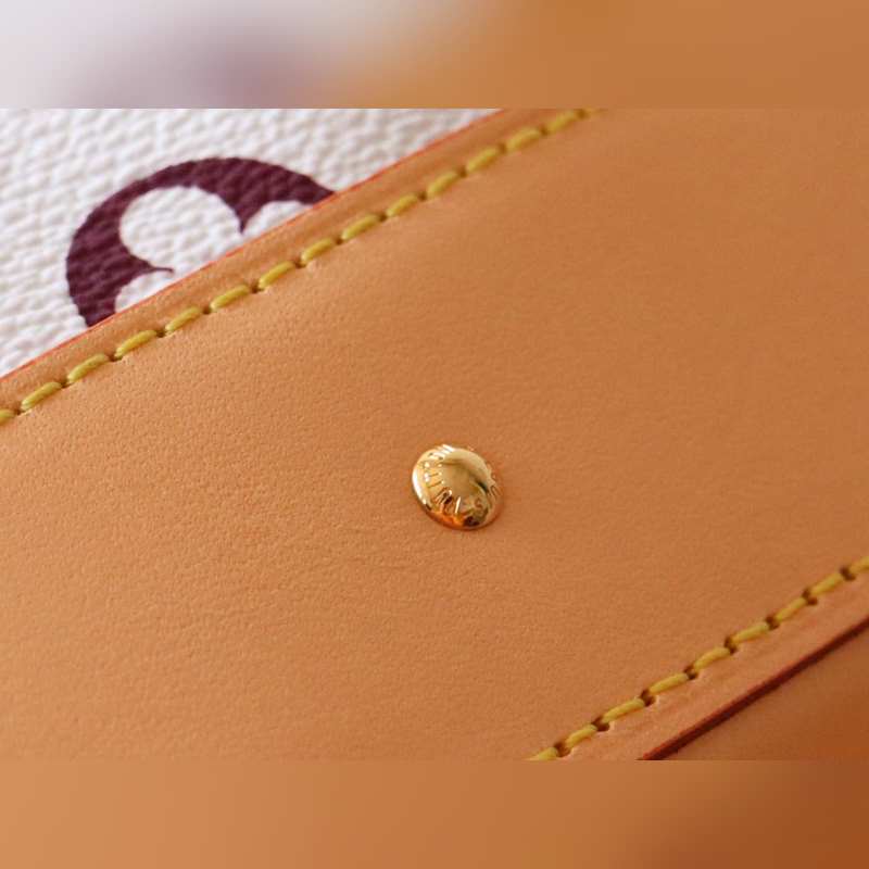 M13743三彩 化妝包以Monogram Denim面料裁出新潮閑適構(gòu)型。時