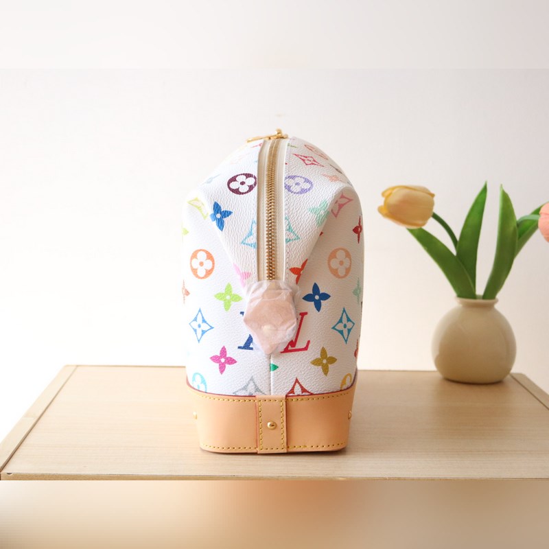 M13743三彩 化妝包以Monogram Denim面料裁出新潮閑適構(gòu)型。時