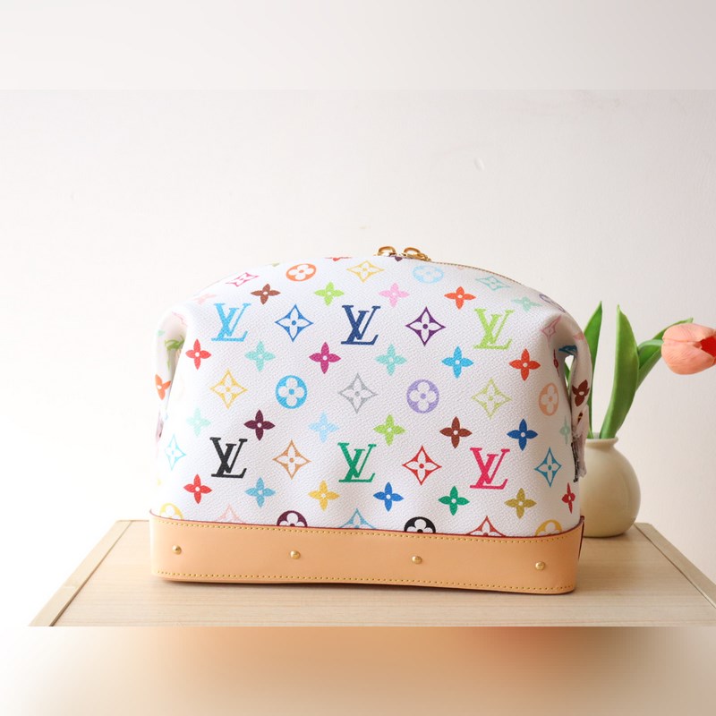 M13743三彩 化妝包以Monogram Denim面料裁出新潮閑適構(gòu)型。時