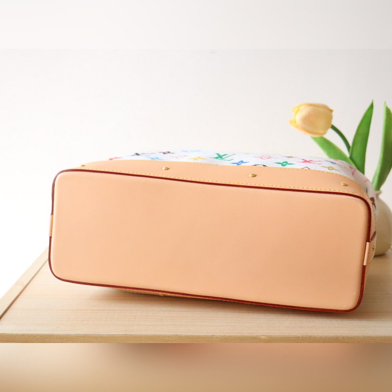 M13743三彩 化妝包以Monogram Denim面料裁出新潮閑適構(gòu)型。時