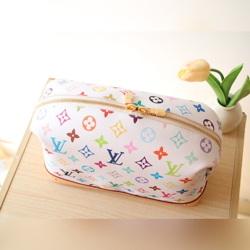 M13743三彩 化妝包以Monogram Denim面料裁出新潮閑適構(gòu)型。時