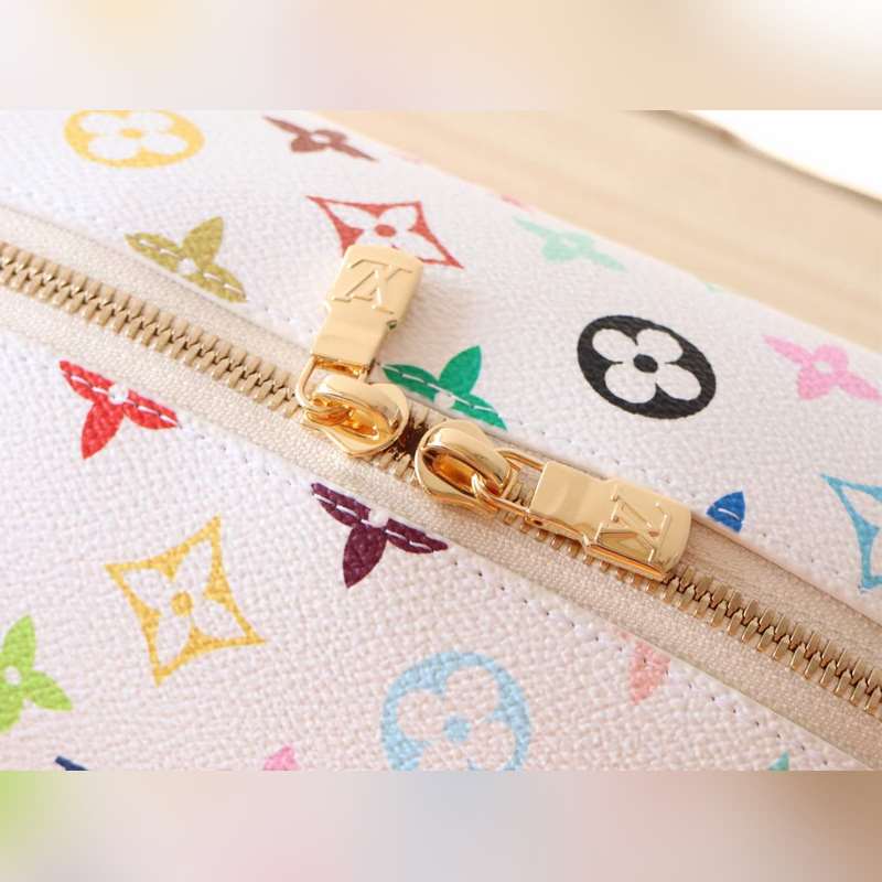 M13743三彩 化妝包以Monogram Denim面料裁出新潮閑適構(gòu)型。時