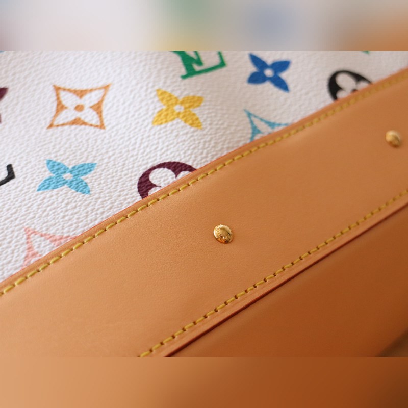 M13743三彩 化妝包以Monogram Denim面料裁出新潮閑適構(gòu)型。時