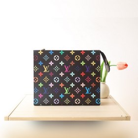 M13746三彩 Monogram帆布化妝盒，內(nèi)部空間寬敞，兩側(cè)采用接襠式設(shè)計(jì)