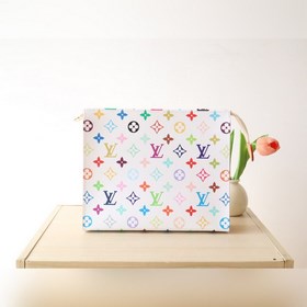 M13746三彩 Monogram帆布化妝盒，內(nèi)部空間寬敞，兩側(cè)采用接襠式設(shè)計(jì)，