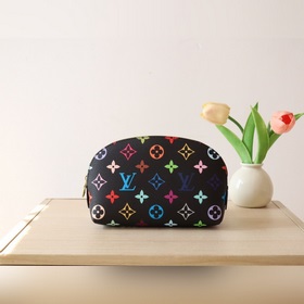 M13744 三彩化妝包 本款Monogram印花以33種繽紛的色彩演繹 202