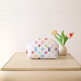 M13744 三彩化妝包 本款Monogram印花以33種繽紛的色彩演繹 20