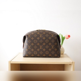 頂級(jí)原單 M46458  本款化妝包選用經(jīng)典 Monogram 塗層帆布和金屬件