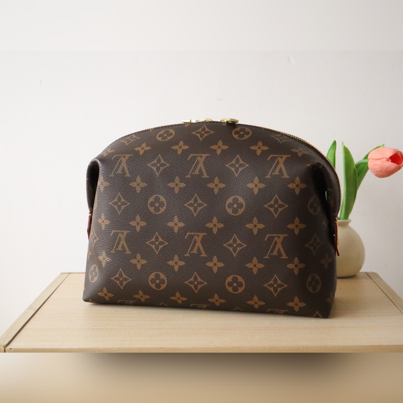 頂級原單 M46458  本款化妝包選用經典 Monogram 塗層帆布和金屬件