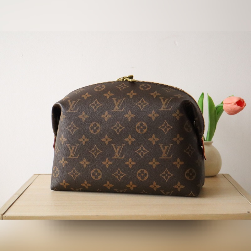 頂級原單 M46458  本款化妝包選用經典 Monogram 塗層帆布和金屬件