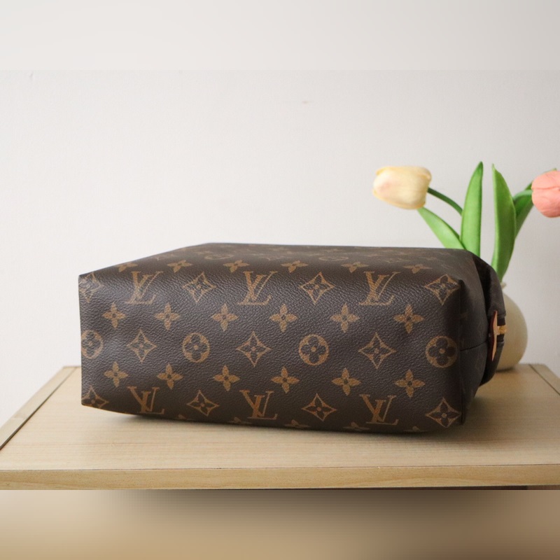 頂級原單 M46458  本款化妝包選用經典 Monogram 塗層帆布和金屬件