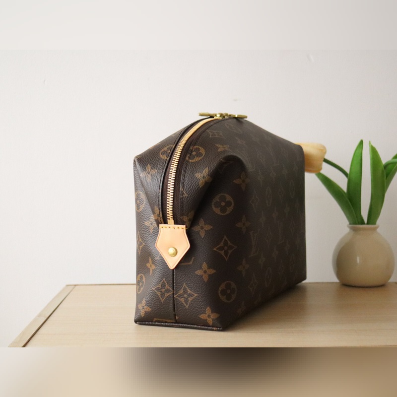 頂級原單 M46458  本款化妝包選用經典 Monogram 塗層帆布和金屬件