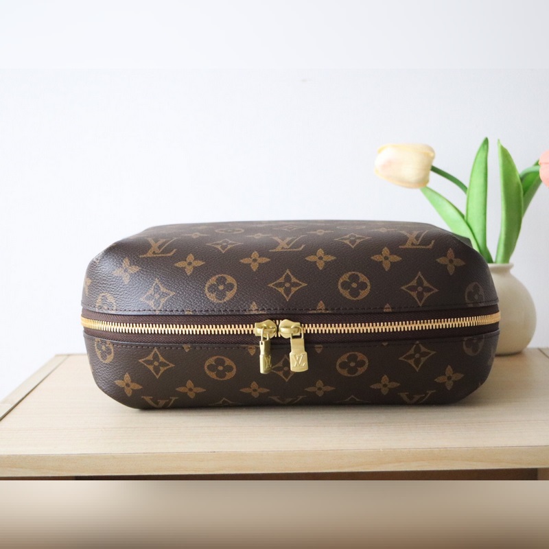 頂級原單 M46458  本款化妝包選用經典 Monogram 塗層帆布和金屬件