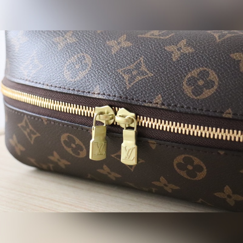 頂級原單 M46458  本款化妝包選用經典 Monogram 塗層帆布和金屬件