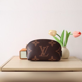 M11249  功能性小袋在Monogram 反向帆布上更新為經(jīng)典的路易威登風(fēng)格