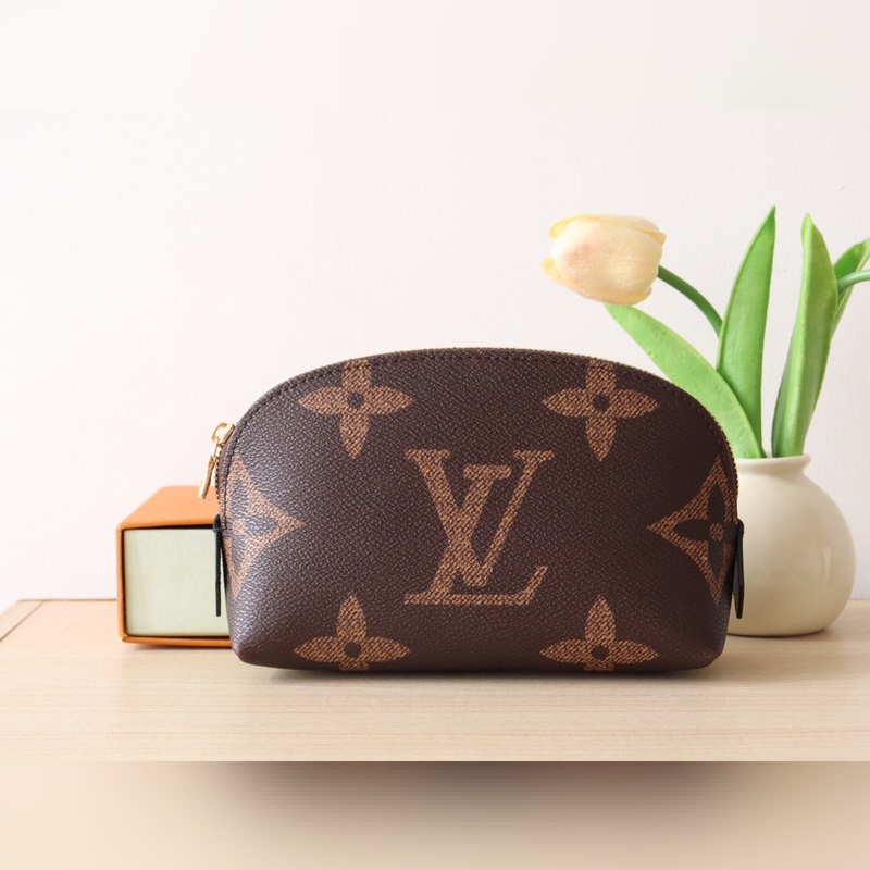 M11249  功能性小袋在Monogram 反向帆布上更新為經典的路易威登風格