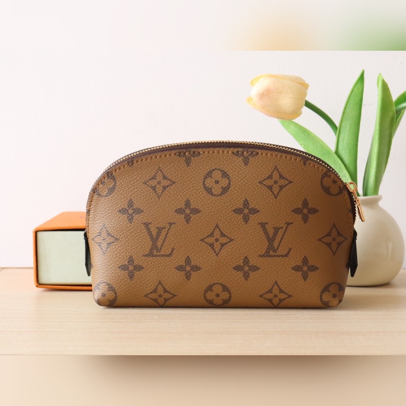 M11249  功能性小袋在Monogram 反向帆布上更新為經典的路易威登風格