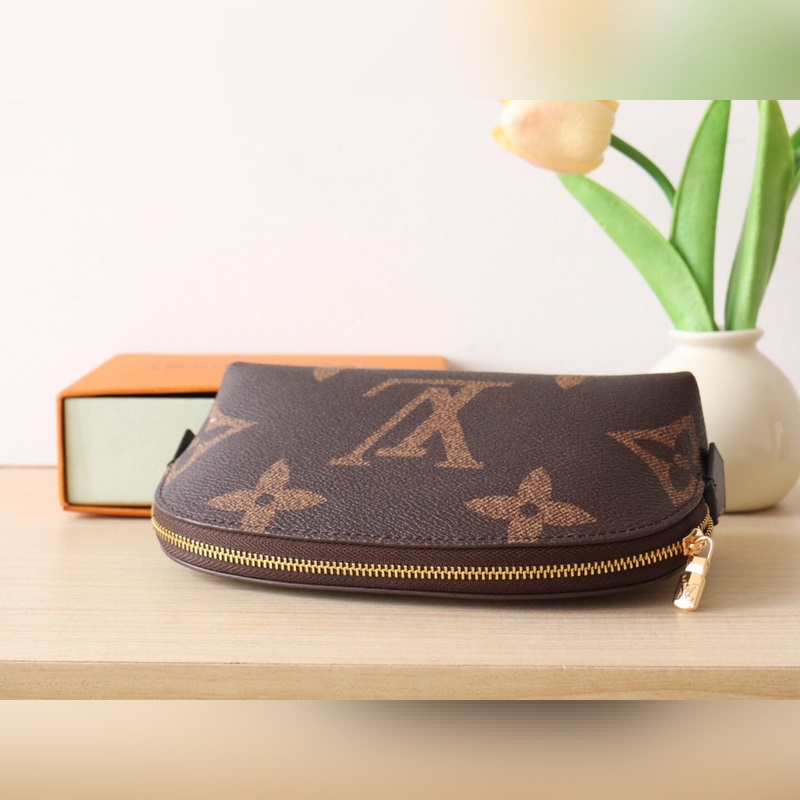 M11249  功能性小袋在Monogram 反向帆布上更新為經典的路易威登風格