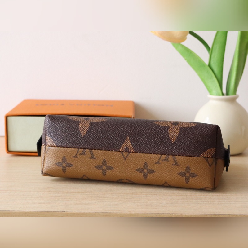 M11249  功能性小袋在Monogram 反向帆布上更新為經典的路易威登風格