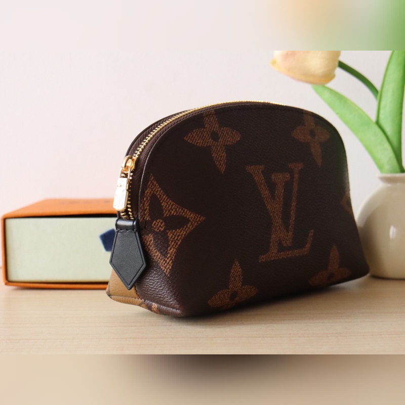 M11249  功能性小袋在Monogram 反向帆布上更新為經典的路易威登風格