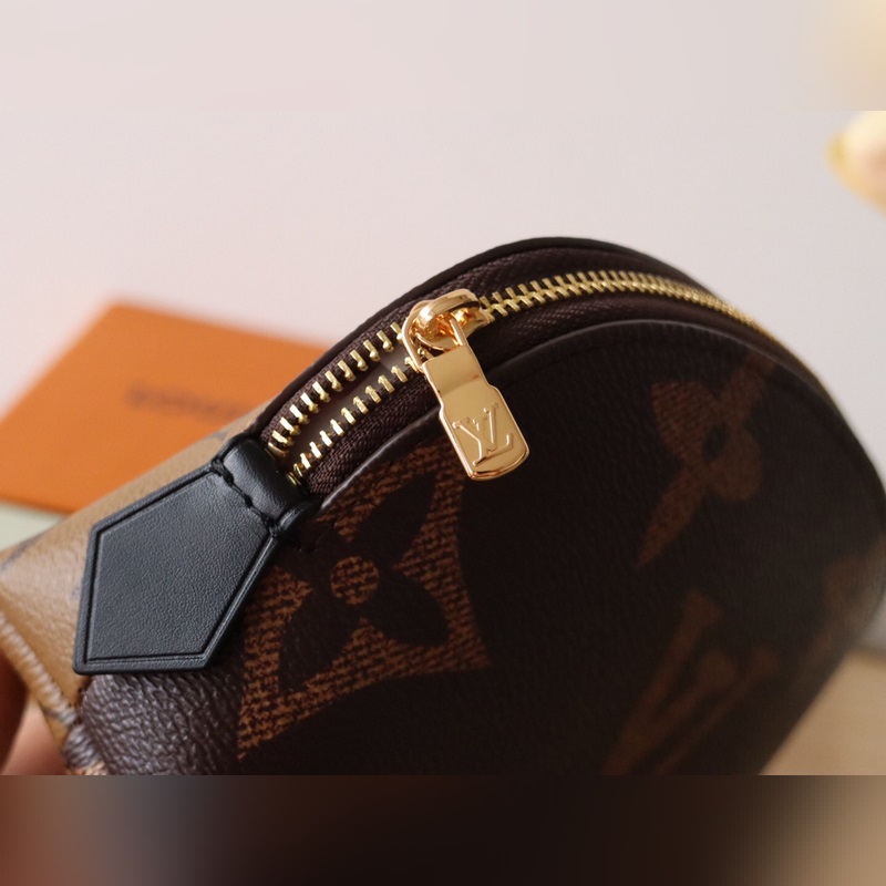 M11249  功能性小袋在Monogram 反向帆布上更新為經典的路易威登風格