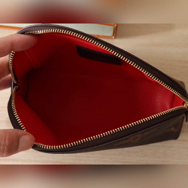 M11249  功能性小袋在Monogram 反向帆布上更新為經典的路易威登風格