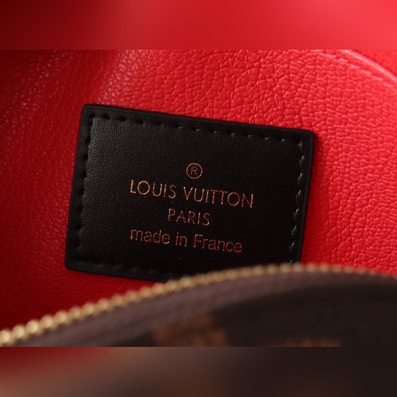 M11249  功能性小袋在Monogram 反向帆布上更新為經典的路易威登風格