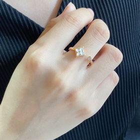 LV高級精工版方形貝母戒指 美麗的花朵在珍珠母上綻放璀璨的玫瑰金光。在鑽石上打磨