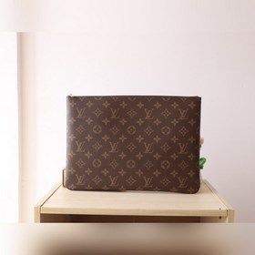 M13561獨(dú)家實(shí)拍  這款煥然一新的Pochette Clés L是品牌於8