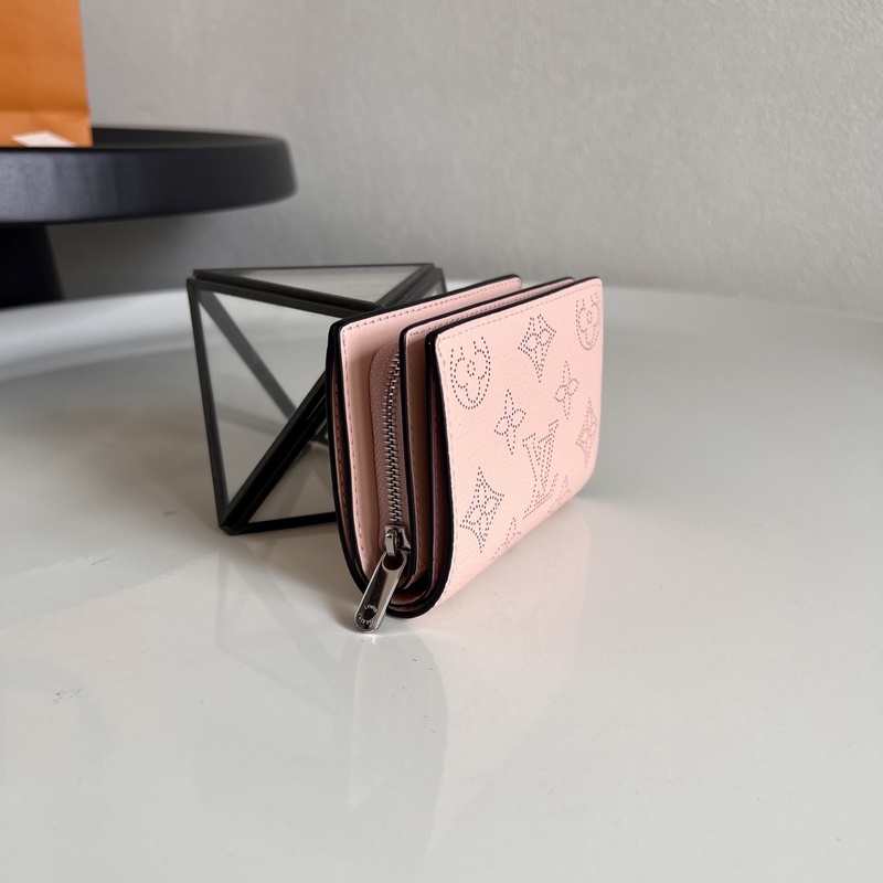 芯片版 頂級原單M80817粉色 這款Cléa錢包設計雅緻精巧，選用柔軟Mahi