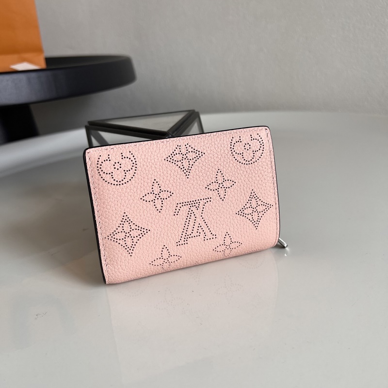 芯片版 頂級原單M80817粉色 這款Cléa錢包設計雅緻精巧，選用柔軟Mahi