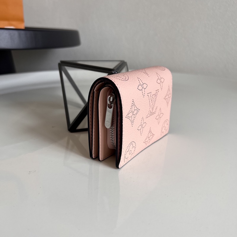 芯片版 頂級原單M80817粉色 這款Cléa錢包設計雅緻精巧，選用柔軟Mahi