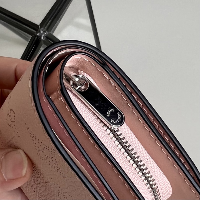 芯片版 頂級原單M80817粉色 這款Cléa錢包設計雅緻精巧，選用柔軟Mahi