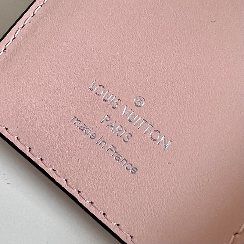 芯片版 頂級原單M80817粉色 這款Cléa錢包設計雅緻精巧，選用柔軟Mahi