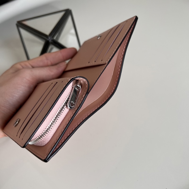 芯片版 頂級原單M80817粉色 這款Cléa錢包設計雅緻精巧，選用柔軟Mahi