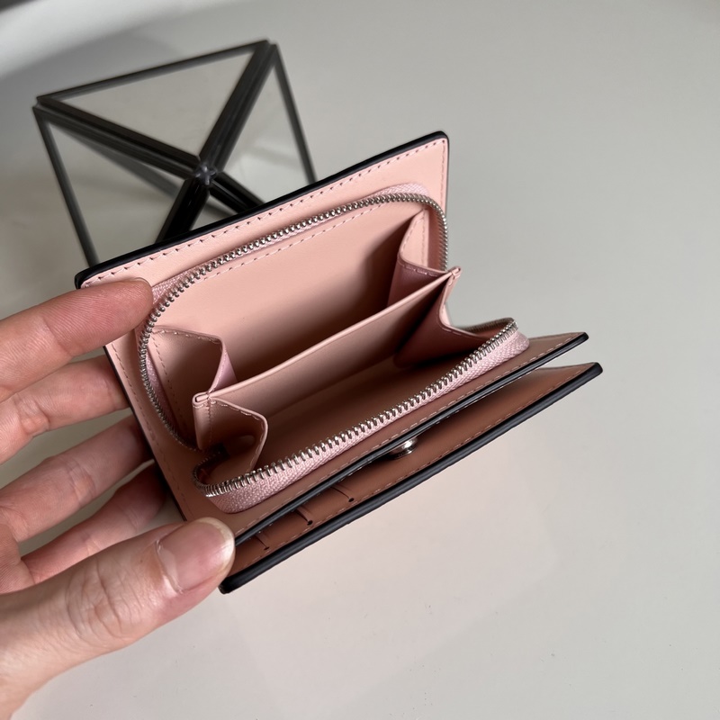 芯片版 頂級原單M80817粉色 這款Cléa錢包設計雅緻精巧，選用柔軟Mahi