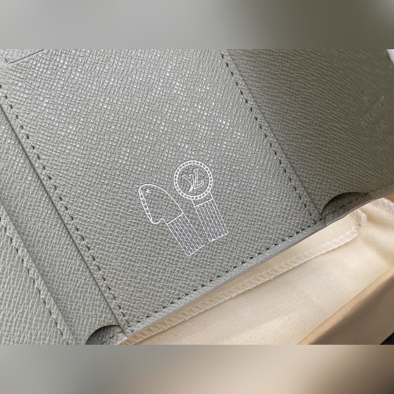 【臺灣貨】M14122白色漸變 三折錢包 Victor 錢包 這款優雅的Vict