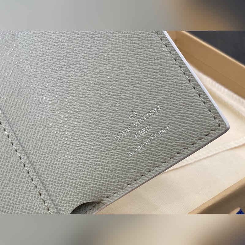 【臺灣貨】M14122白色漸變 三折錢包 Victor 錢包 這款優雅的Vict