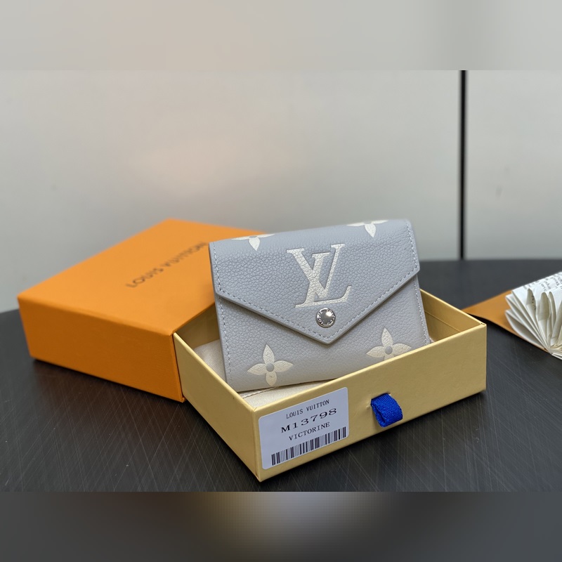 【臺灣貨】M13798香芋紫 全皮三折錢包 VICTORINE 錢夾 本款 Vi