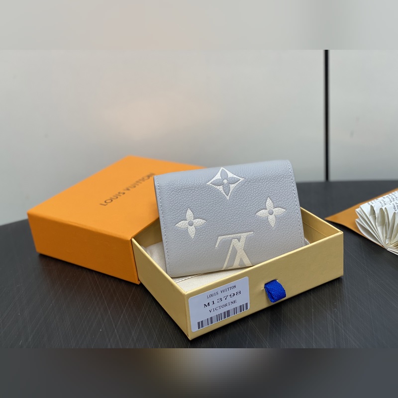 【臺灣貨】M13798香芋紫 全皮三折錢包 VICTORINE 錢夾 本款 Vi