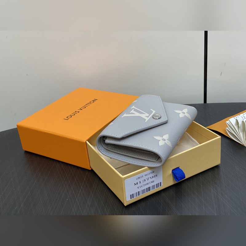 【臺灣貨】M13798香芋紫 全皮三折錢包 VICTORINE 錢夾 本款 Vi