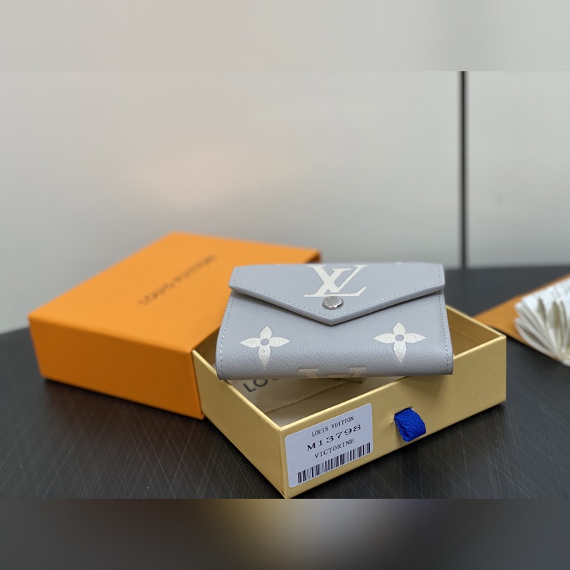 【臺灣貨】M13798香芋紫 全皮三折錢包 VICTORINE 錢夾 本款 Vi