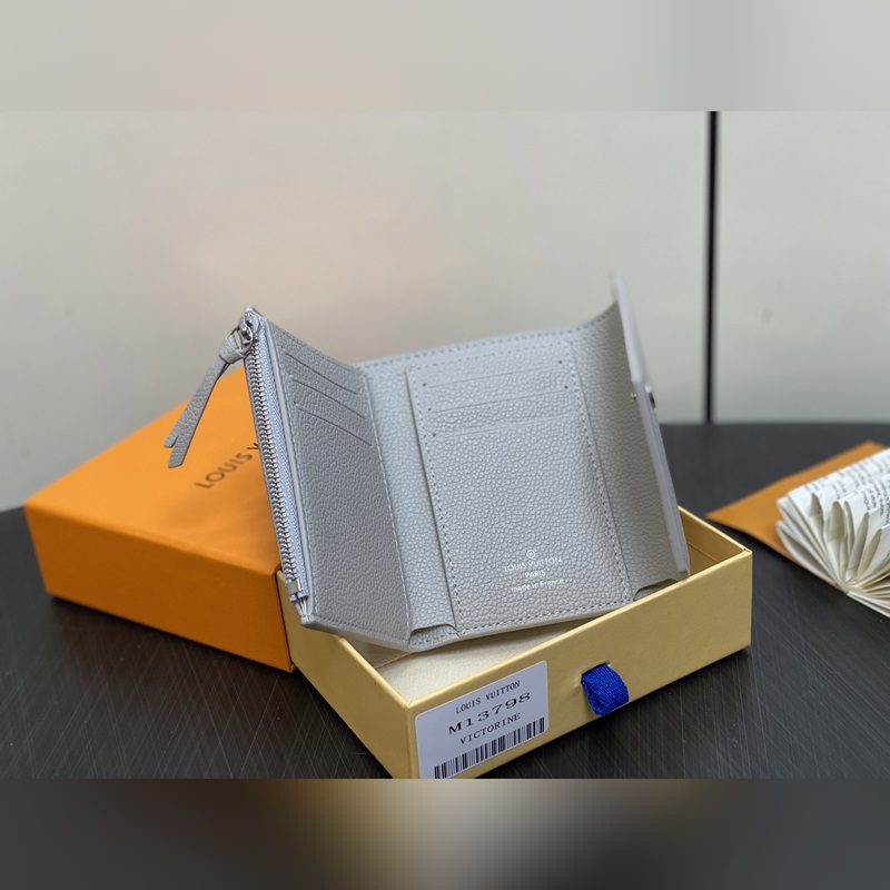 【臺灣貨】M13798香芋紫 全皮三折錢包 VICTORINE 錢夾 本款 Vi