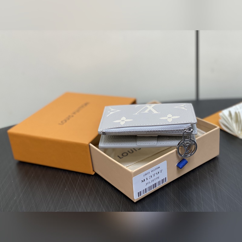 【臺灣貨】M13797芋泥紫（絲印） 全皮兩折錢包 Lisa 錢夾 用象征Mai