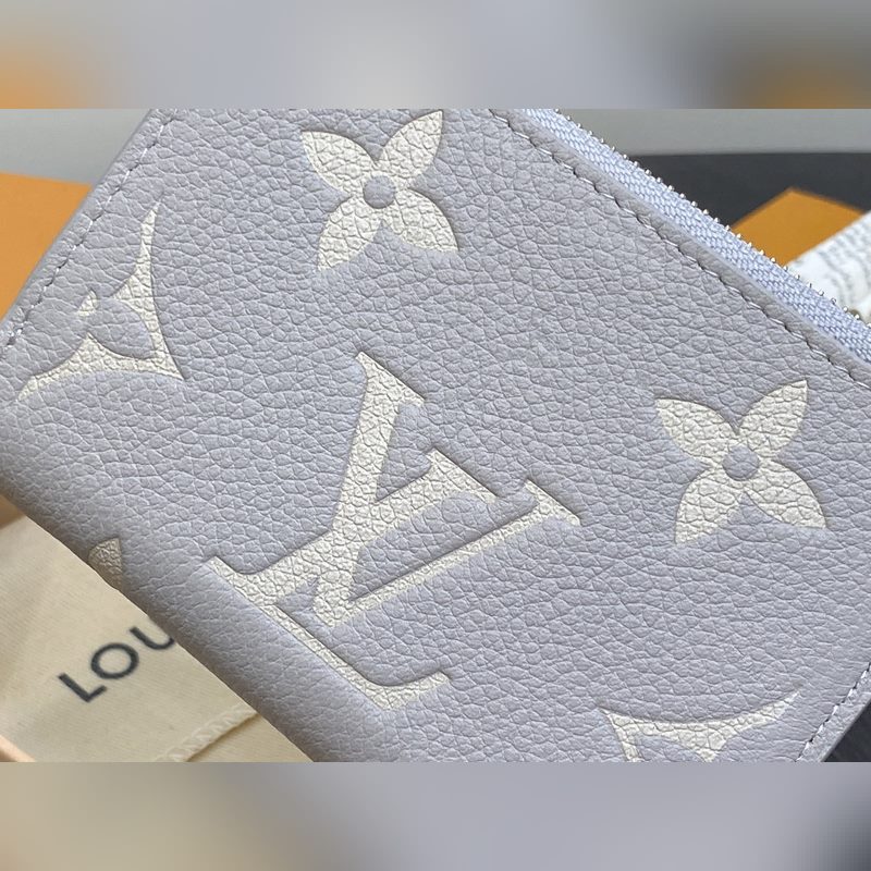 【臺灣貨】M13797芋泥紫（絲印） 全皮兩折錢包 Lisa 錢夾 用象征Mai