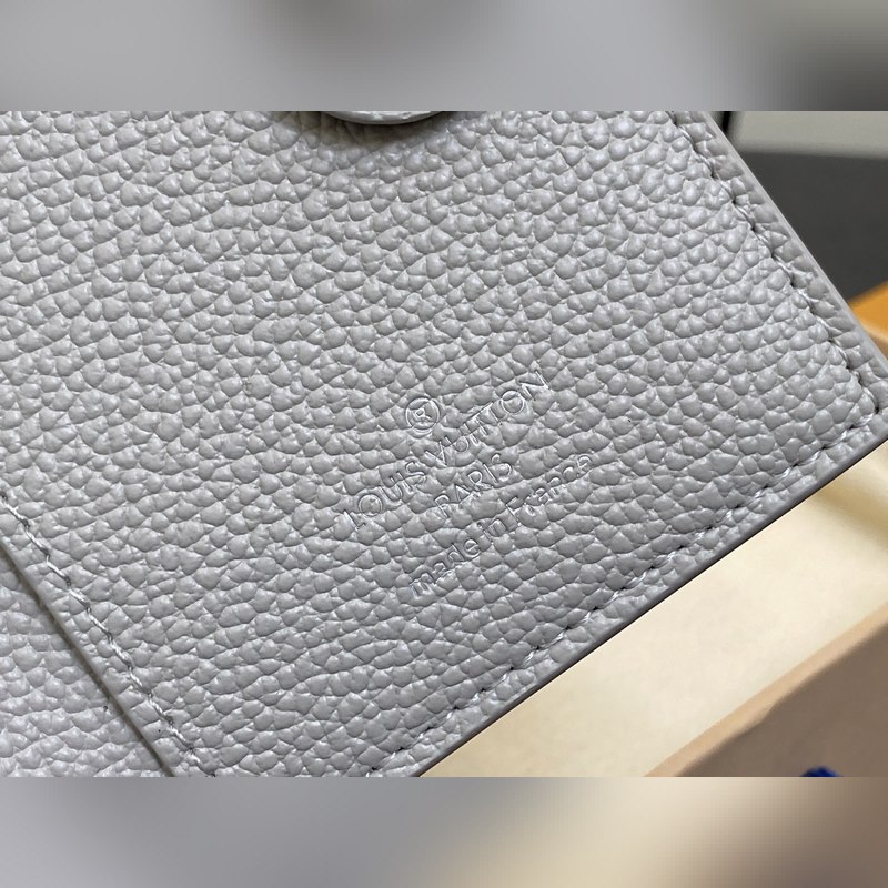 【臺灣貨】M13797芋泥紫（絲印） 全皮兩折錢包 Lisa 錢夾 用象征Mai