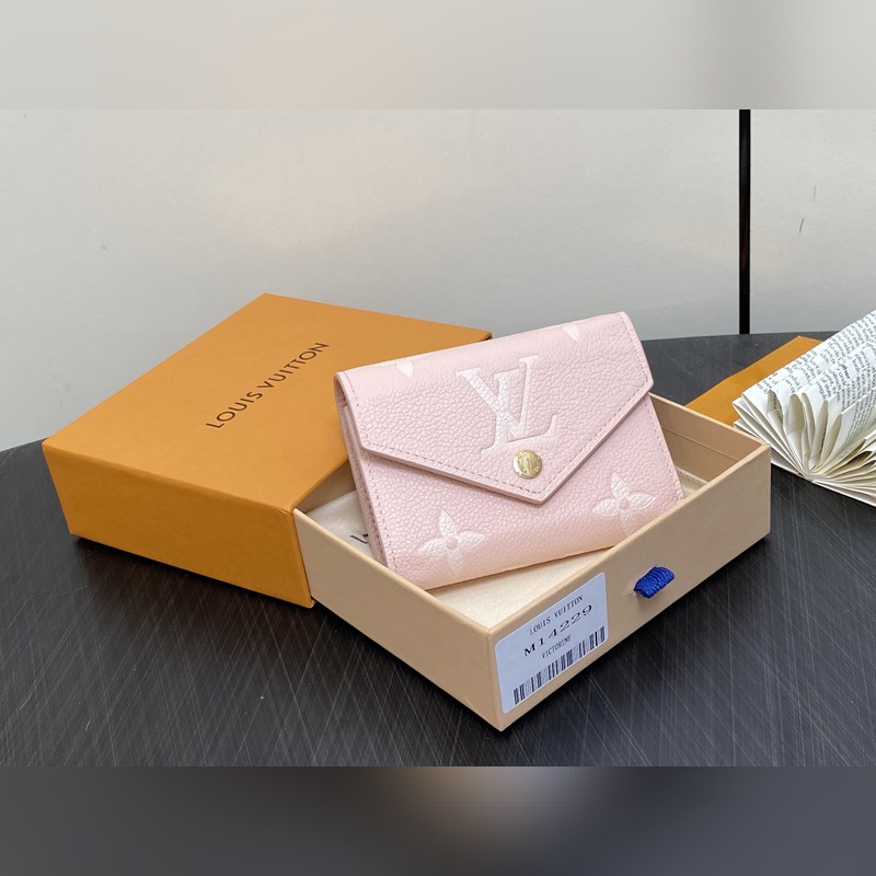 【臺(tái)灣貨】M14220粉色絲印 全皮三折錢包 VICTORINE 錢夾 本款 V