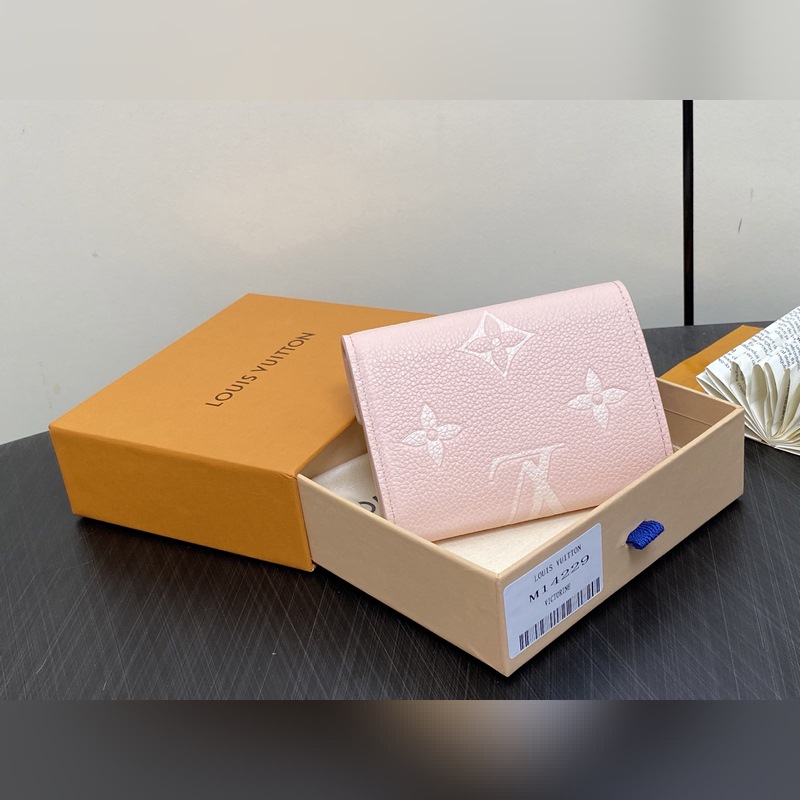 【臺(tái)灣貨】M14220粉色絲印 全皮三折錢包 VICTORINE 錢夾 本款 V